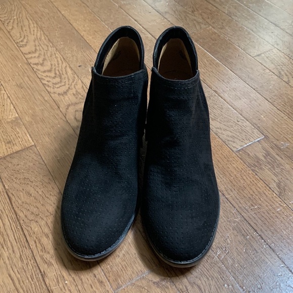 Fergie Bianca Perf Ankle Bootie _ Size 10 M - Picture 8 of 12